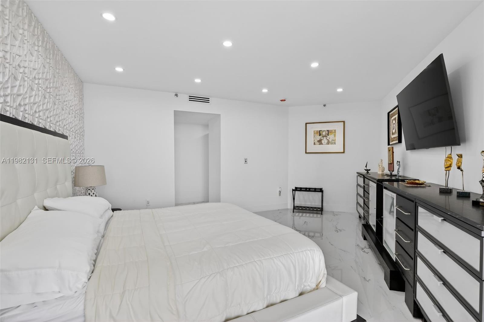 2301 3 / 5 2470 sq. ft. $ 2026-03-12 0 Photo