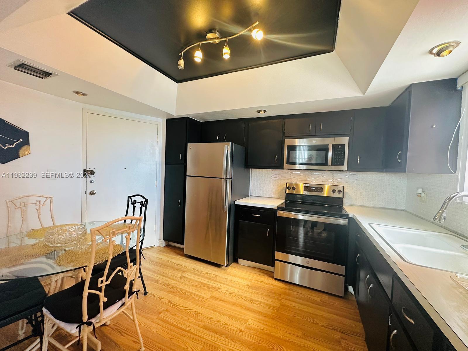 Ver detalles 915W 2 / 2 1140 sq. ft. $ 2026-03-13 0 foto