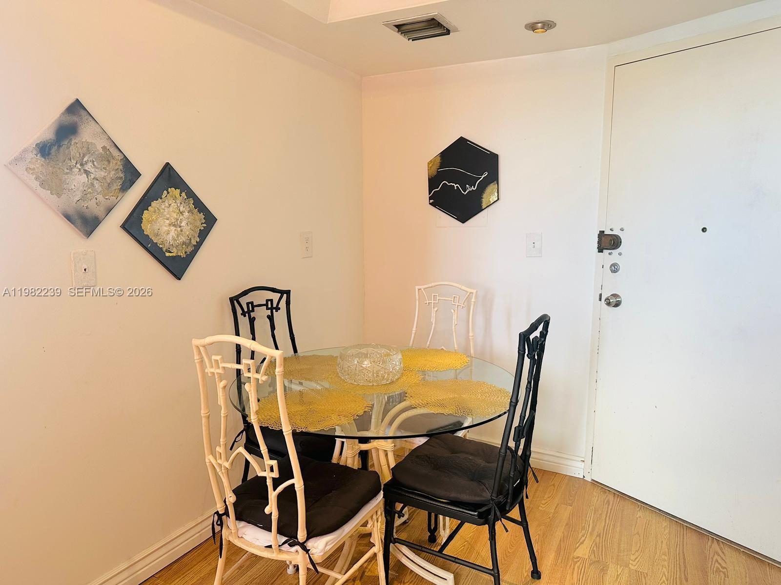 Ver detalles 915W 2 / 2 1140 sq. ft. $ 2026-03-13 0 foto