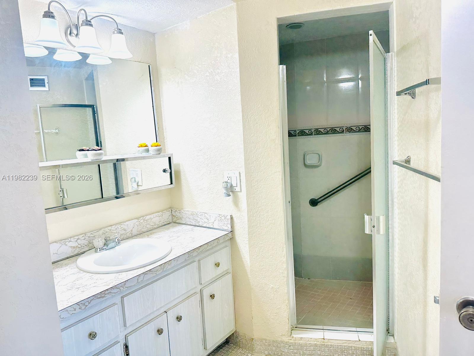 Ver detalles 915W 2 / 2 1140 sq. ft. $ 2026-03-13 0 foto