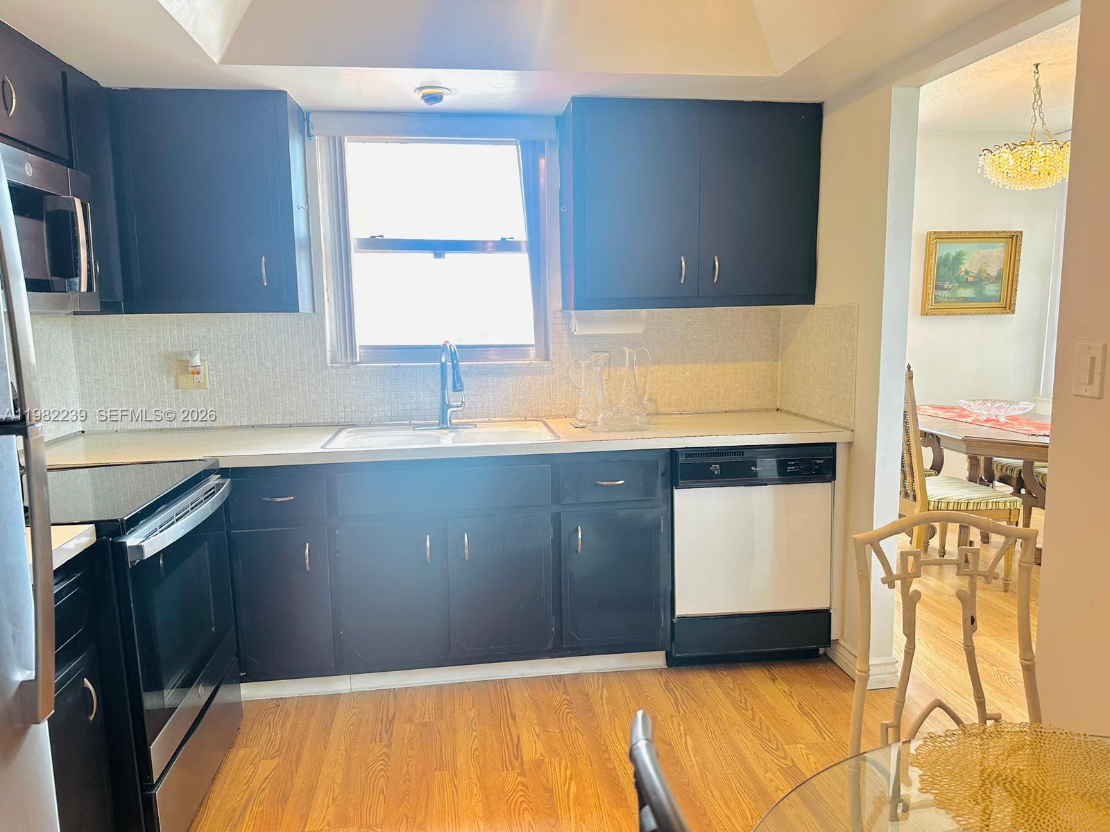 Ver detalles 915W 2 / 2 1140 sq. ft. $ 2026-03-13 0 foto
