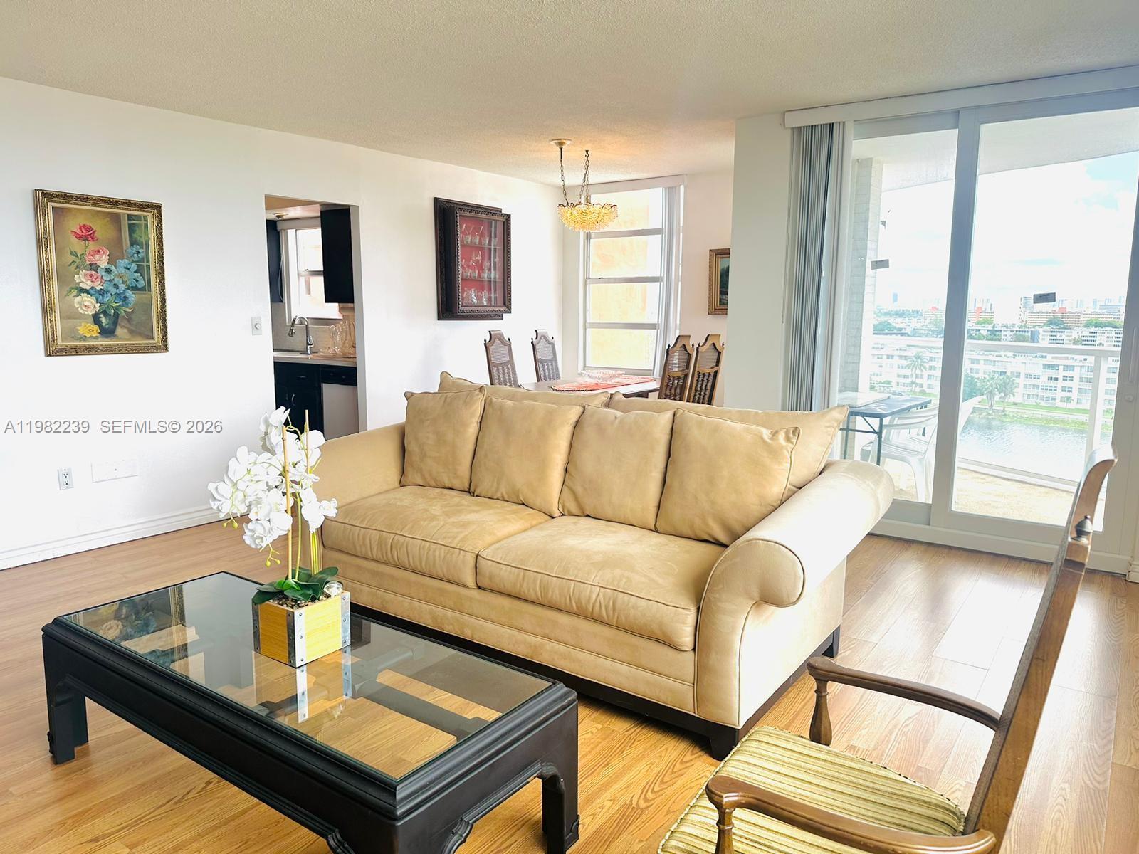 Ver detalles 915W 2 / 2 1140 sq. ft. $ 2026-03-13 0 foto