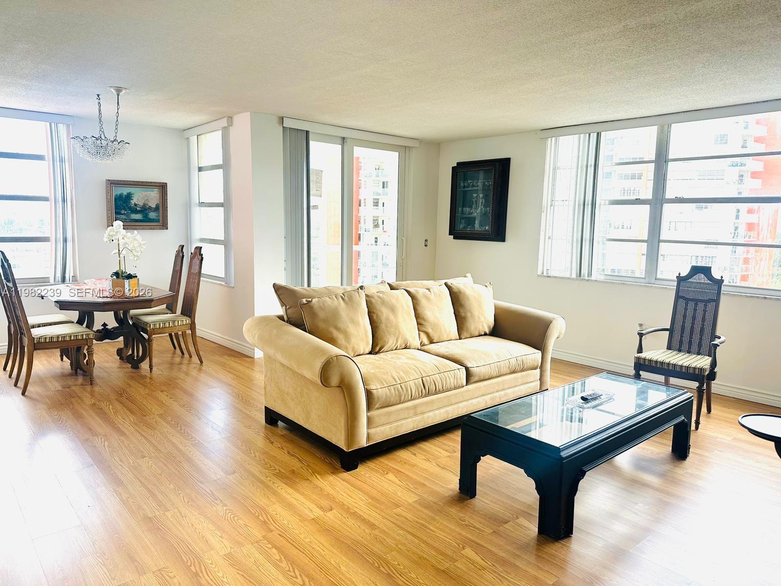 Ver detalles 915W 2 / 2 1140 sq. ft. $ 2026-03-13 0 foto