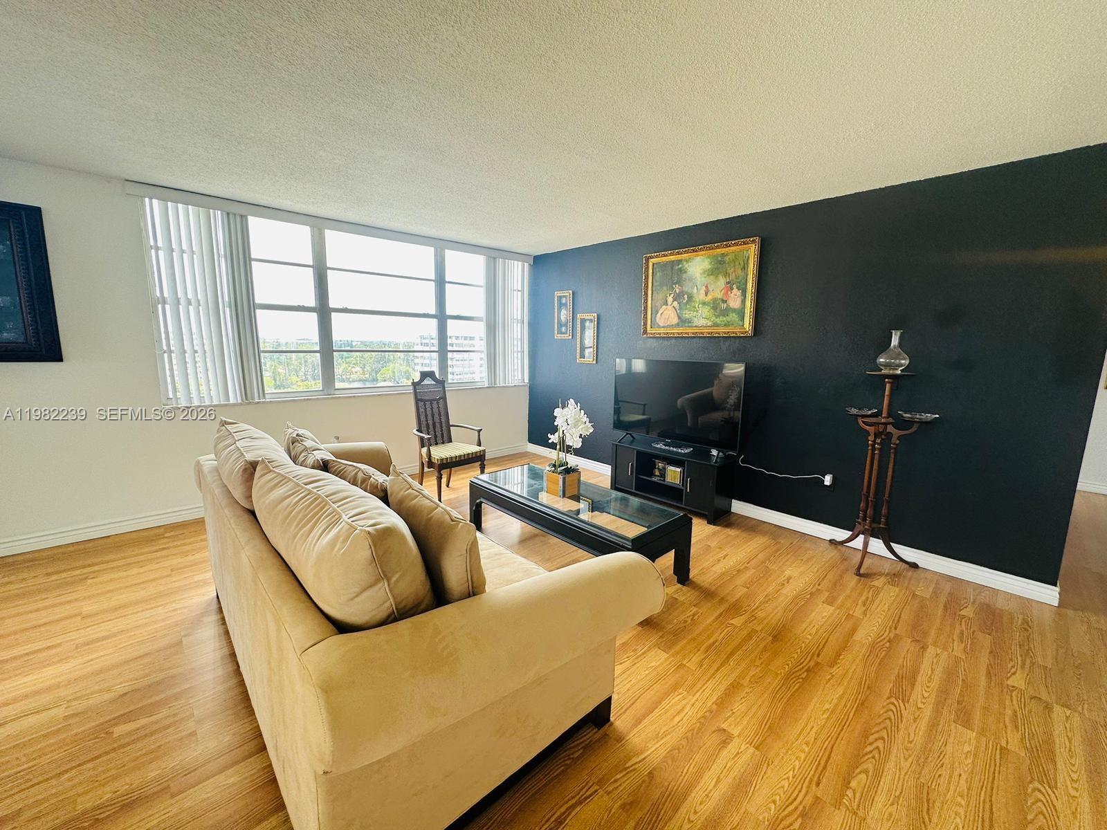 Ver detalles 915W 2 / 2 1140 sq. ft. $ 2026-03-13 0 foto