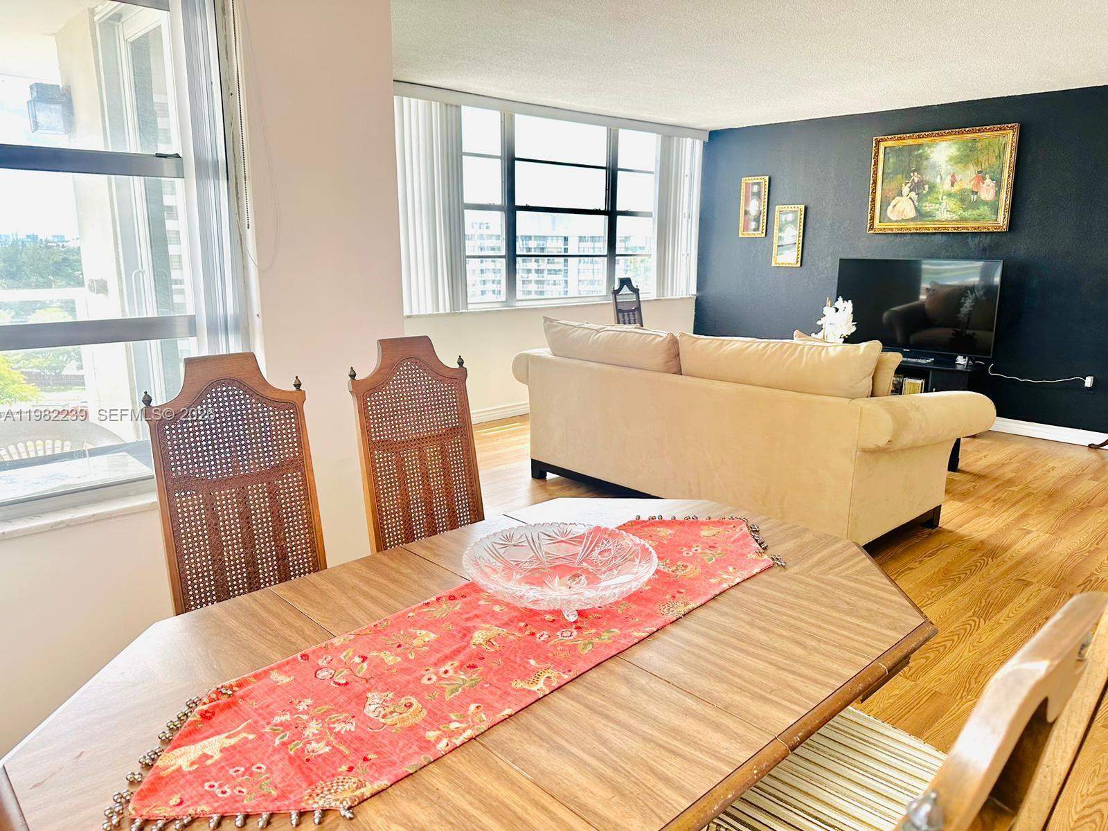 Ver detalles 915W 2 / 2 1140 sq. ft. $ 2026-03-13 0 foto