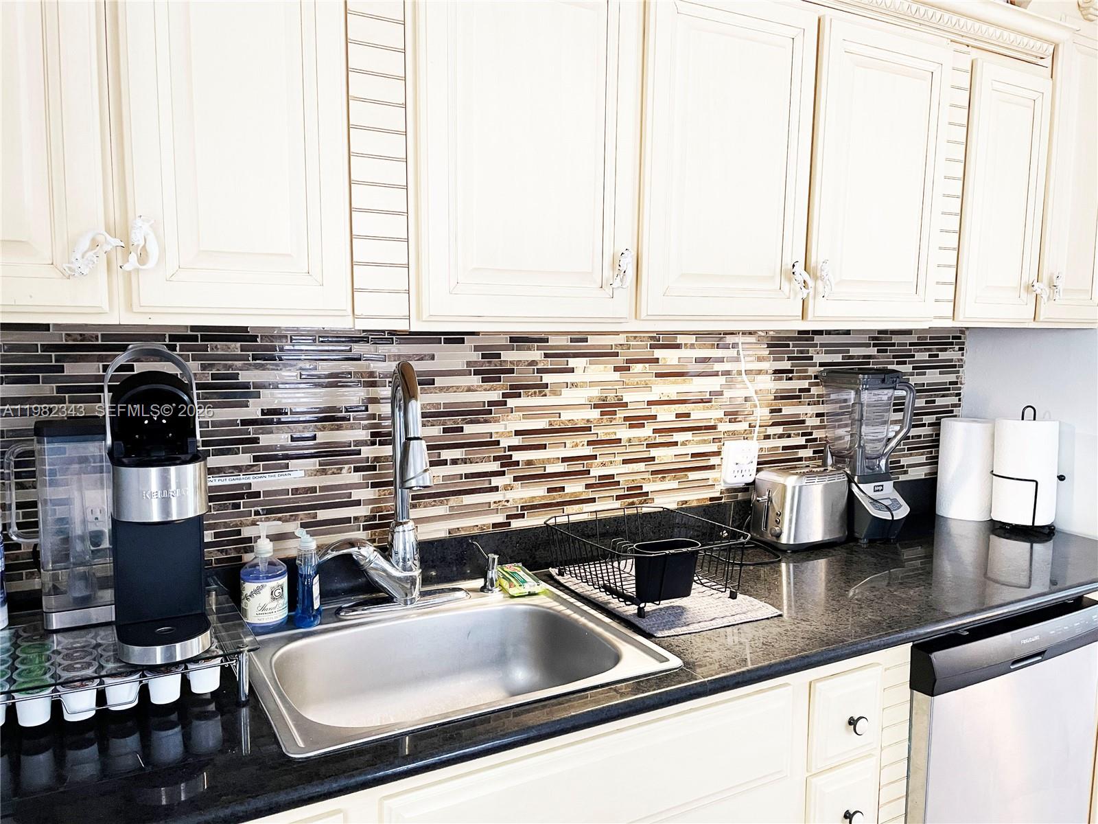   /  1990 кв.футов $ 2026-03-13 0 Фото