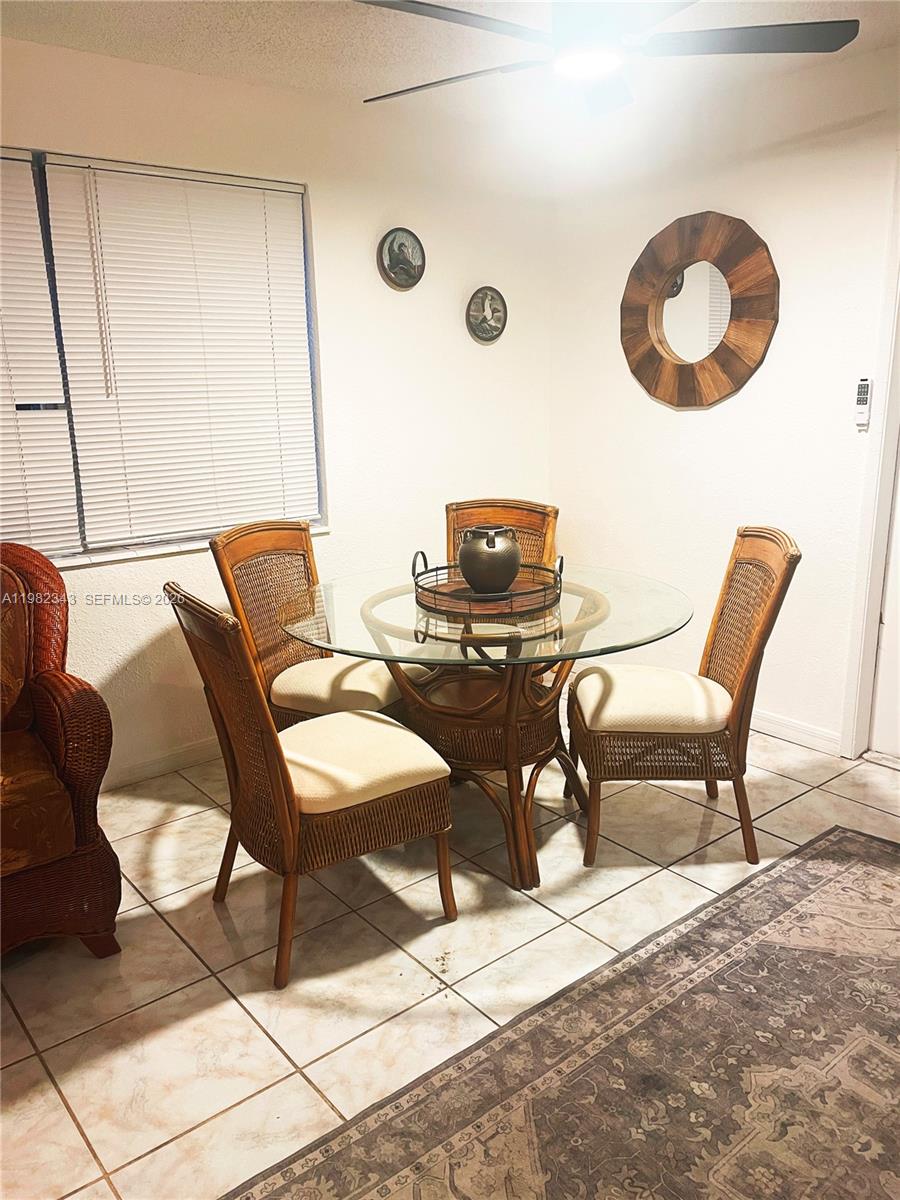   /  1990 кв.футов $ 2026-03-13 0 Фото