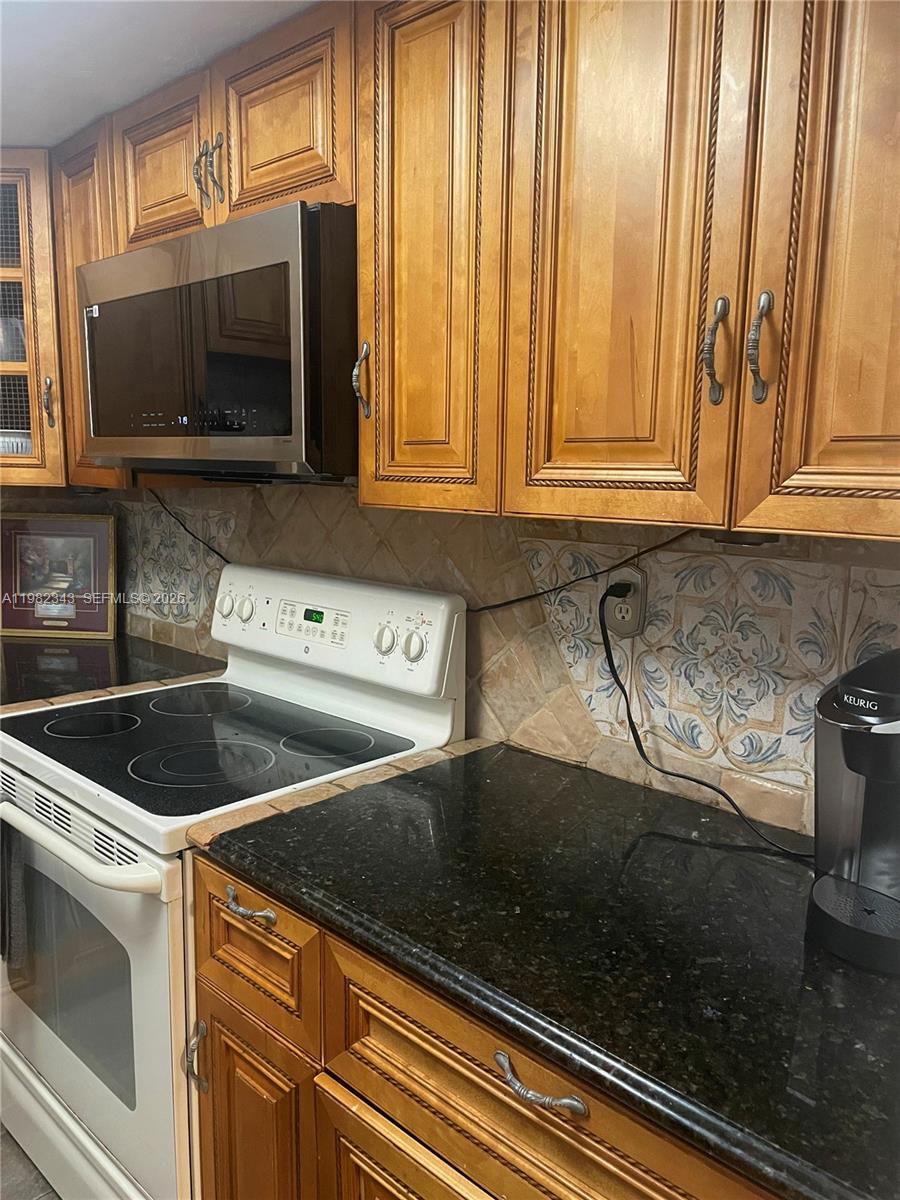   /  1990 кв.футов $ 2026-03-13 0 Фото