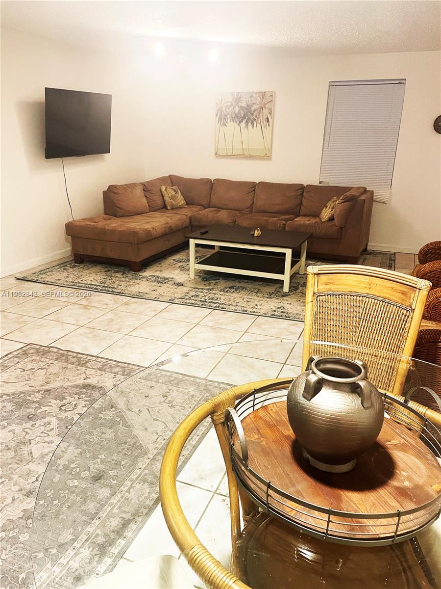   /  1990 кв.футов $ 2026-03-13 0 Фото