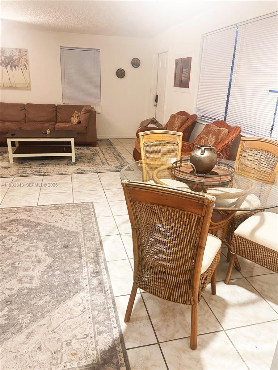   /  1990 кв.футов $ 2026-03-13 0 Фото