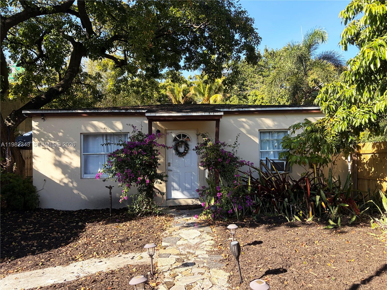   /  1990 кв.футов $ 2026-03-13 0 Фото