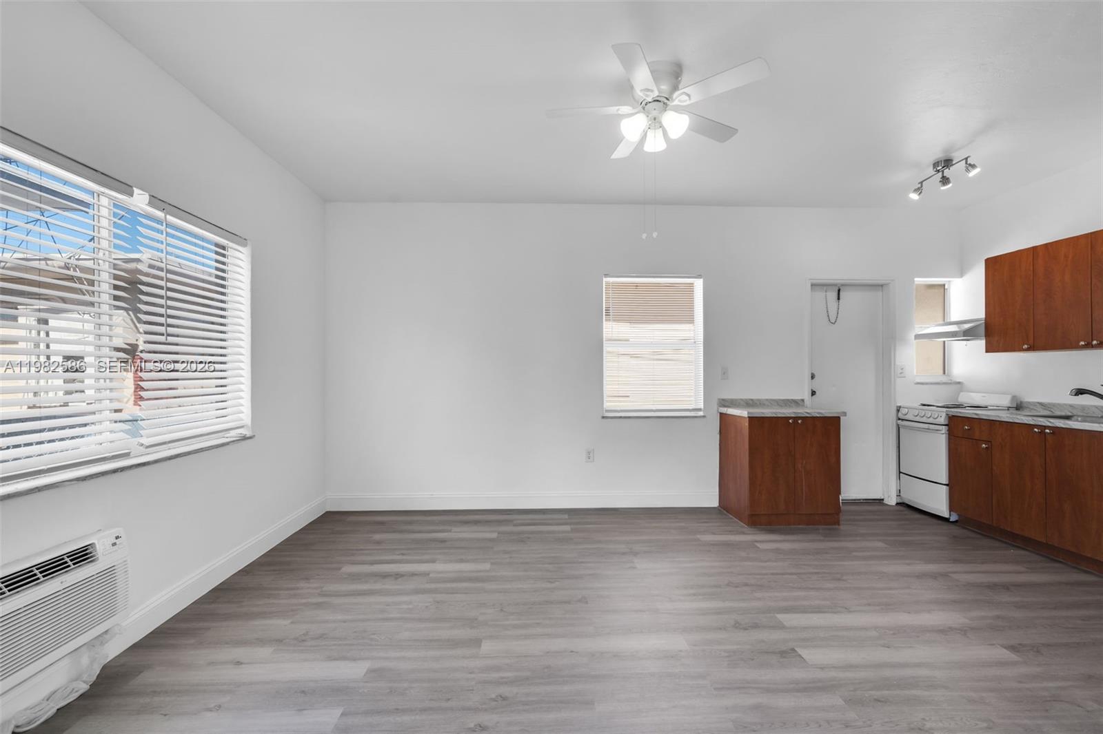   /   кв.футов $ 2026-03-13 0 Фото