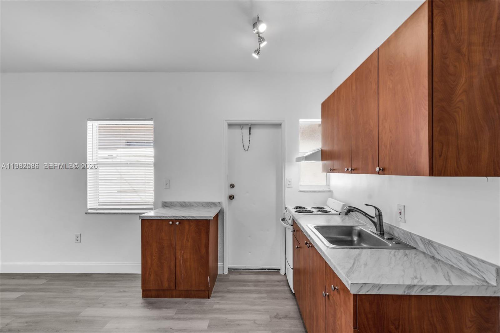   /   кв.футов $ 2026-03-13 0 Фото