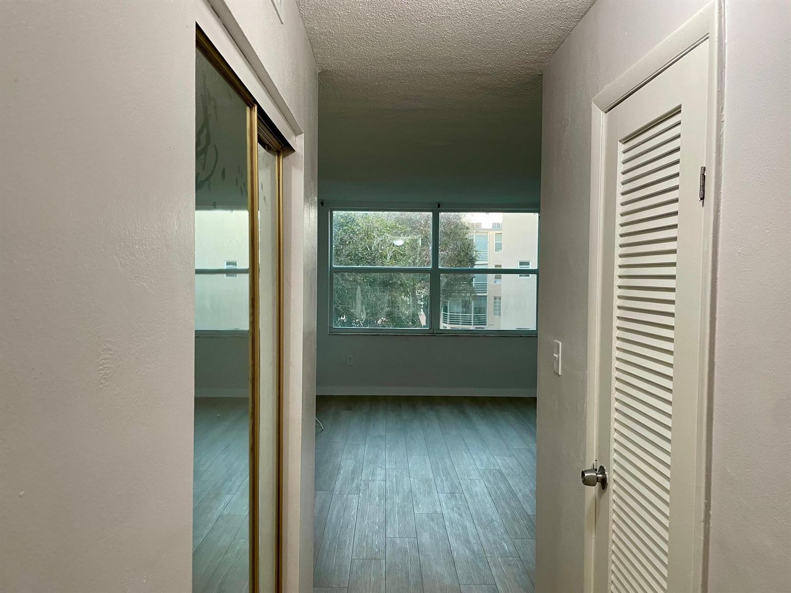 Ver detalles 1 / 898 sq. ft. $ 2026-06-21 0 foto