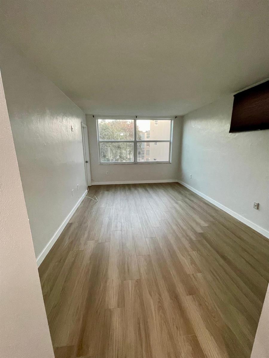 Ver detalles 1 / 898 sq. ft. $ 2026-06-21 0 foto