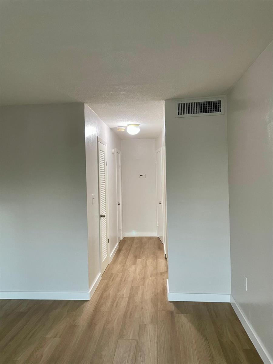 Ver detalles 1 / 898 sq. ft. $ 2026-06-21 0 foto