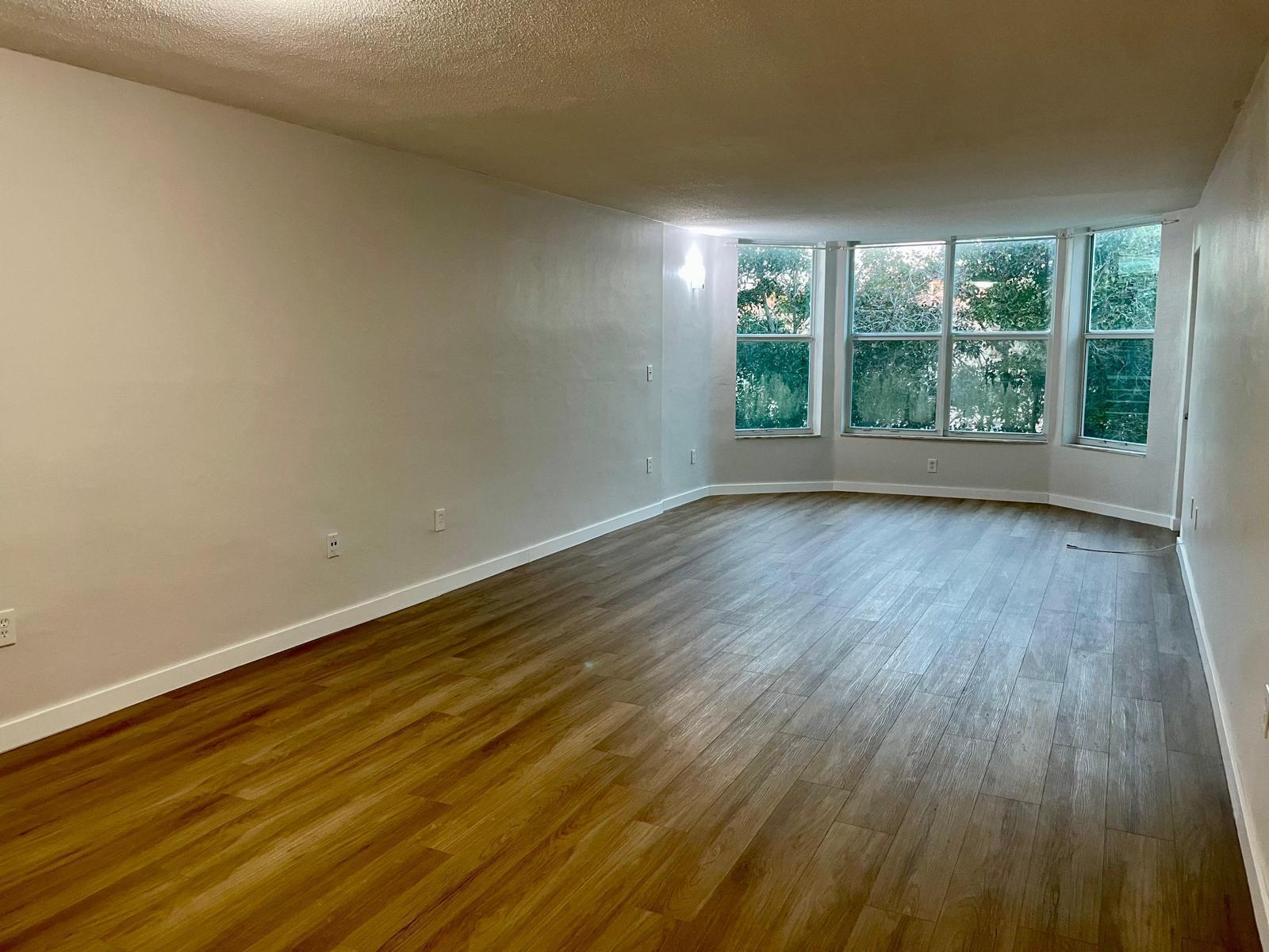 Ver detalles 1 / 898 sq. ft. $ 2026-06-21 0 foto