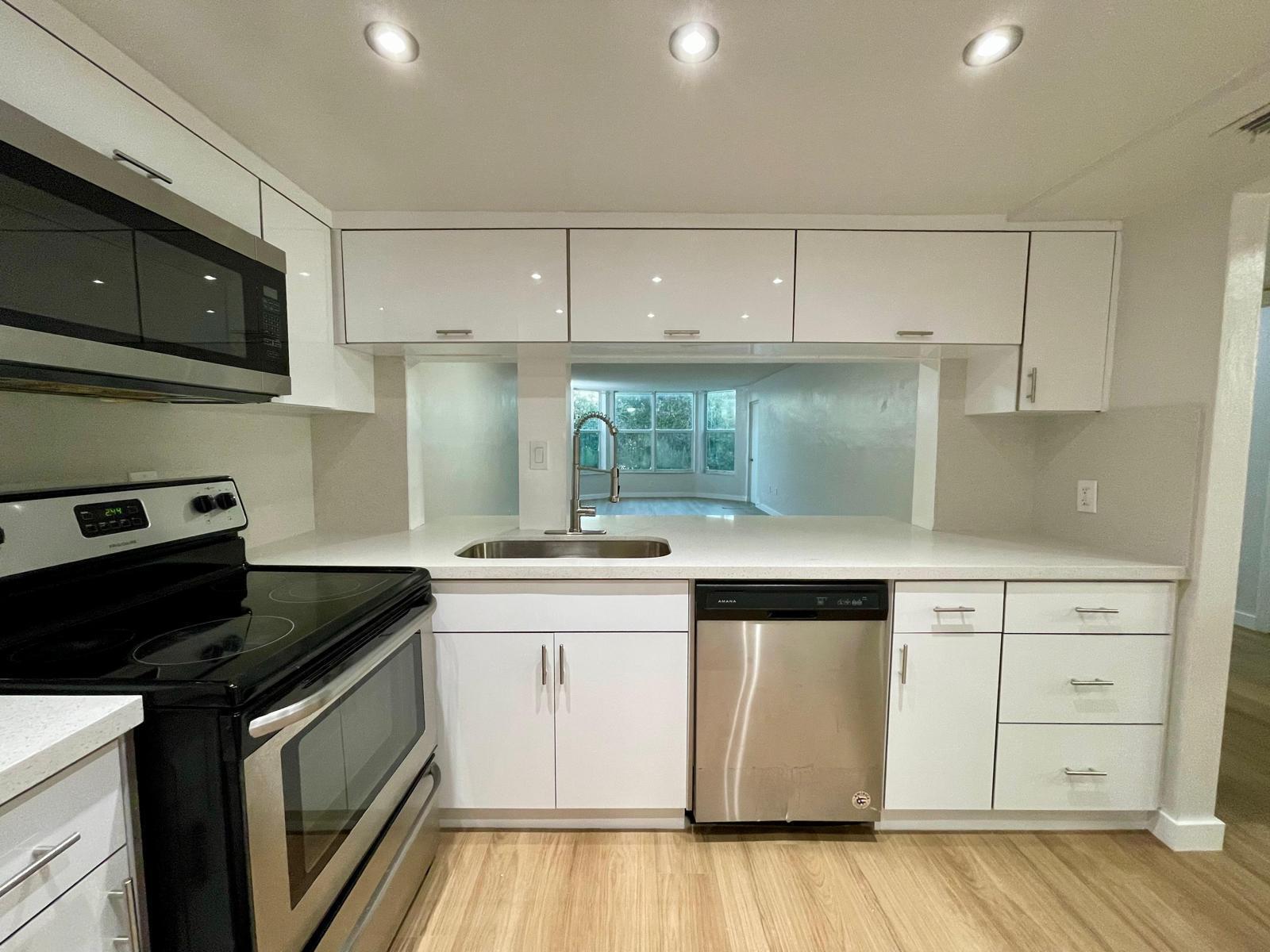 Ver detalles 1 / 898 sq. ft. $ 2026-06-21 0 foto