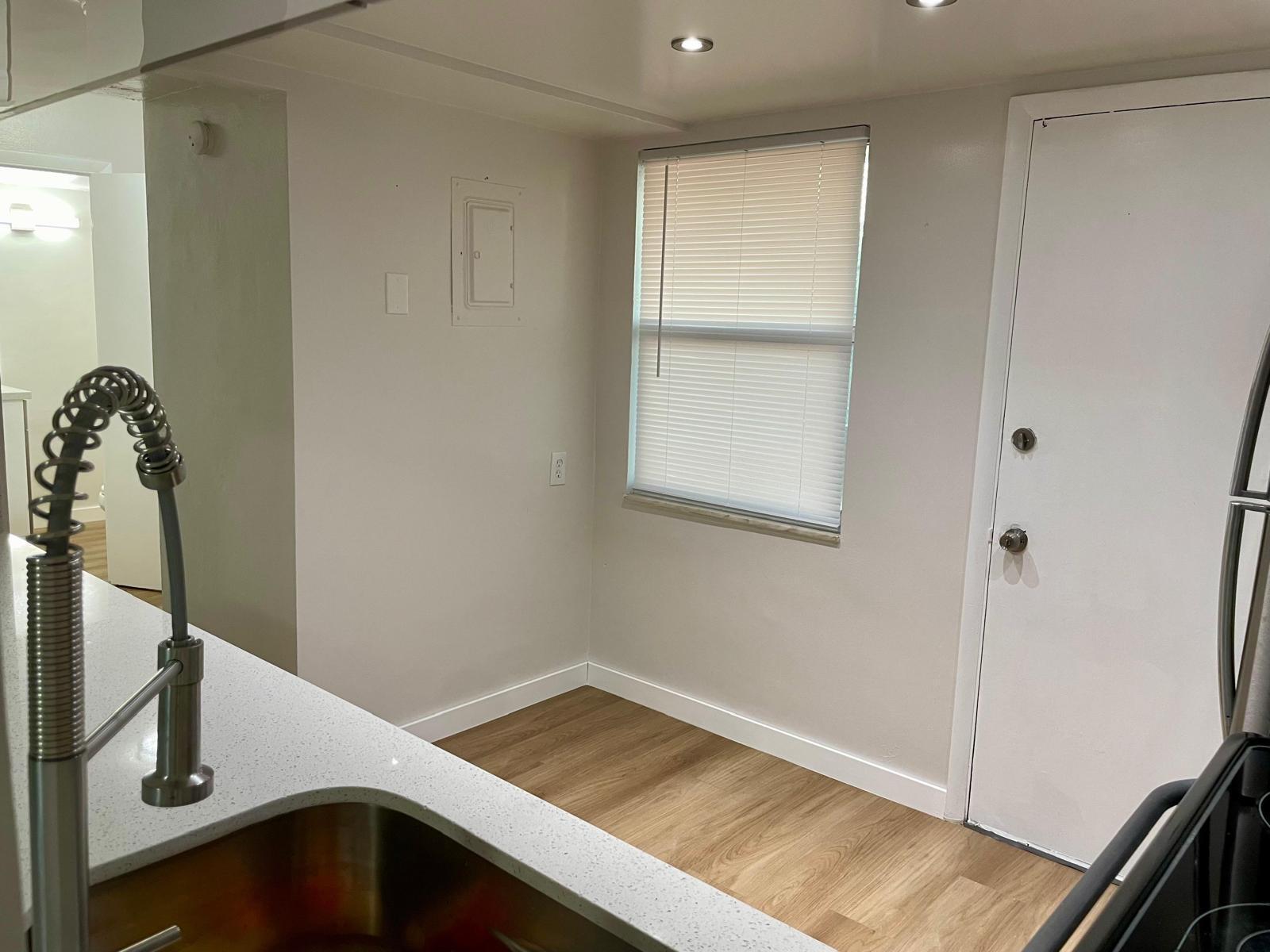 Ver detalles 1 / 898 sq. ft. $ 2026-06-21 0 foto