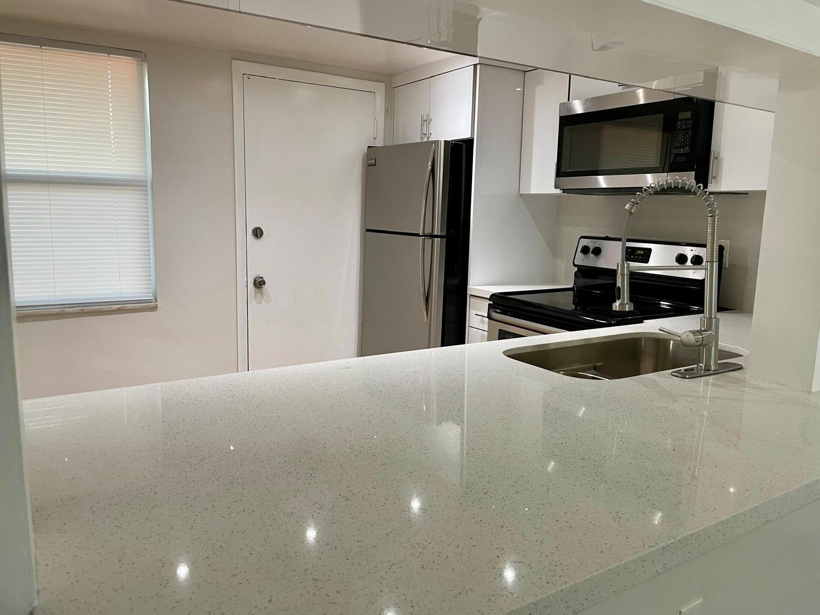Ver detalles 1 / 898 sq. ft. $ 2026-06-21 0 foto