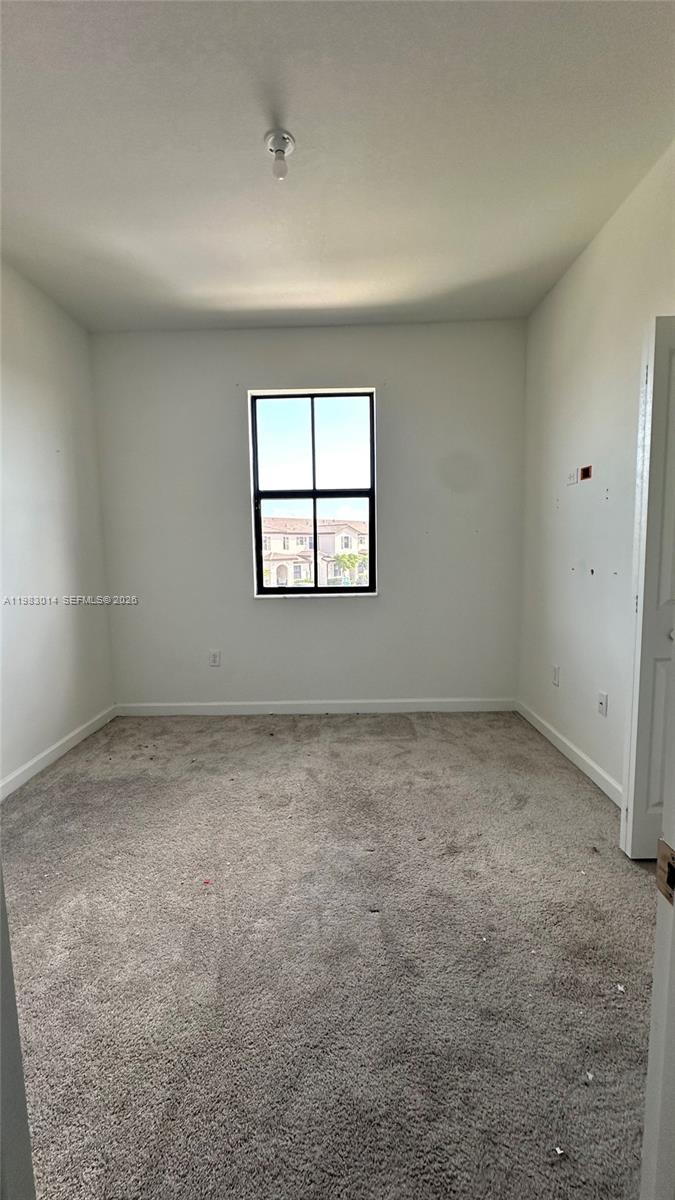 Ver detalles 12863 3 / 3 1393 sq. ft. $ 2026-10-15 0 foto