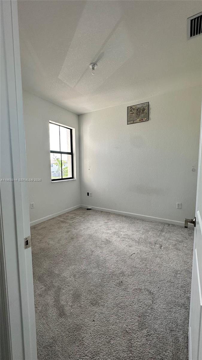 Ver detalles 12863 3 / 3 1393 sq. ft. $ 2026-10-15 0 foto