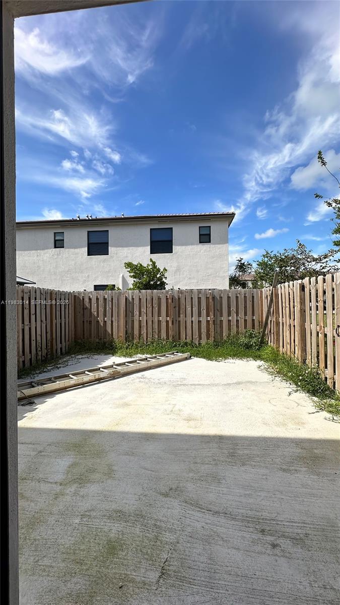 Ver detalles 12863 3 / 3 1393 sq. ft. $ 2026-10-15 0 foto