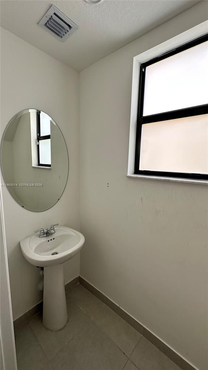 Ver detalles 12863 3 / 3 1393 sq. ft. $ 2026-10-15 0 foto