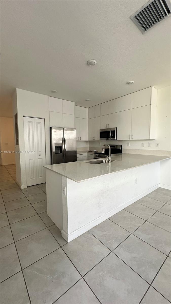 Ver detalles 12863 3 / 3 1393 sq. ft. $ 2026-10-15 0 foto