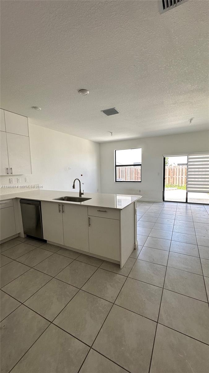 Ver detalles 12863 3 / 3 1393 sq. ft. $ 2026-10-15 0 foto