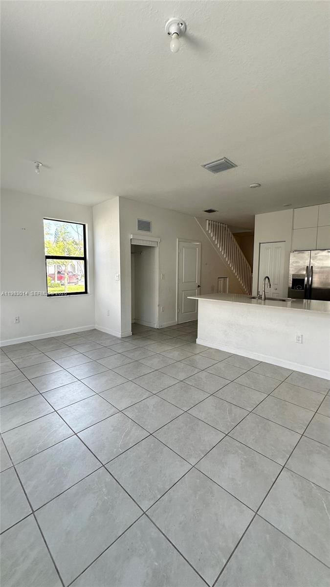 Ver detalles 12863 3 / 3 1393 sq. ft. $ 2026-10-15 0 foto