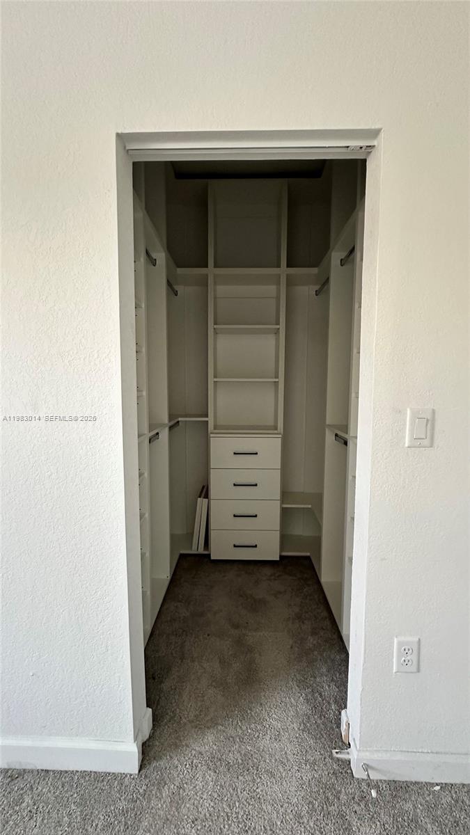 Ver detalles 12863 3 / 3 1393 sq. ft. $ 2026-10-15 0 foto