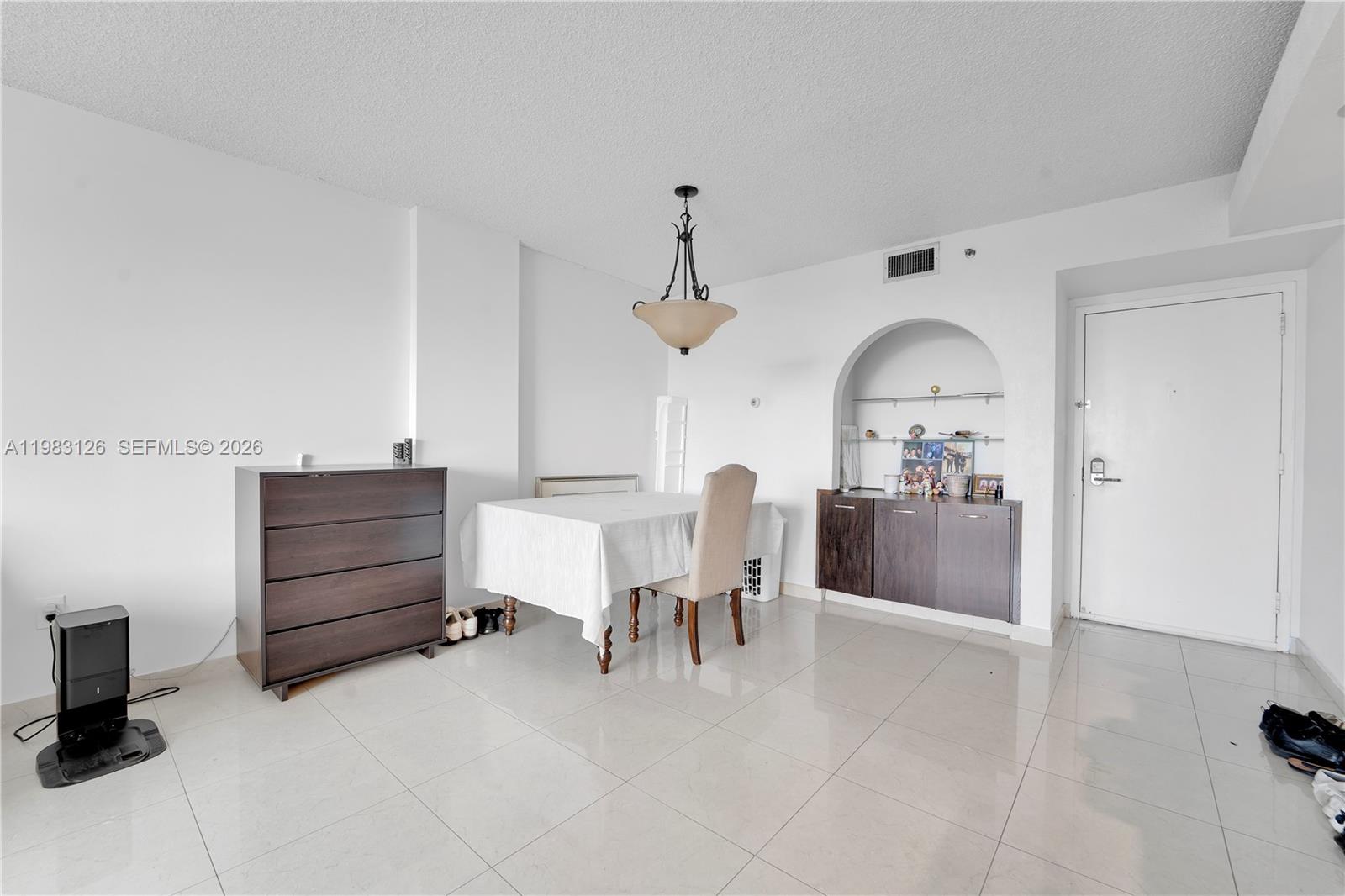 Ver detalles 704 2 / 2 1100 sq. ft. $ 2026-03-15 0 foto