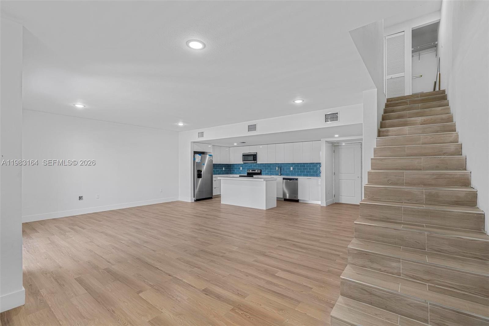   /  11000 кв.футов $ 2026-03-15 0 Фото