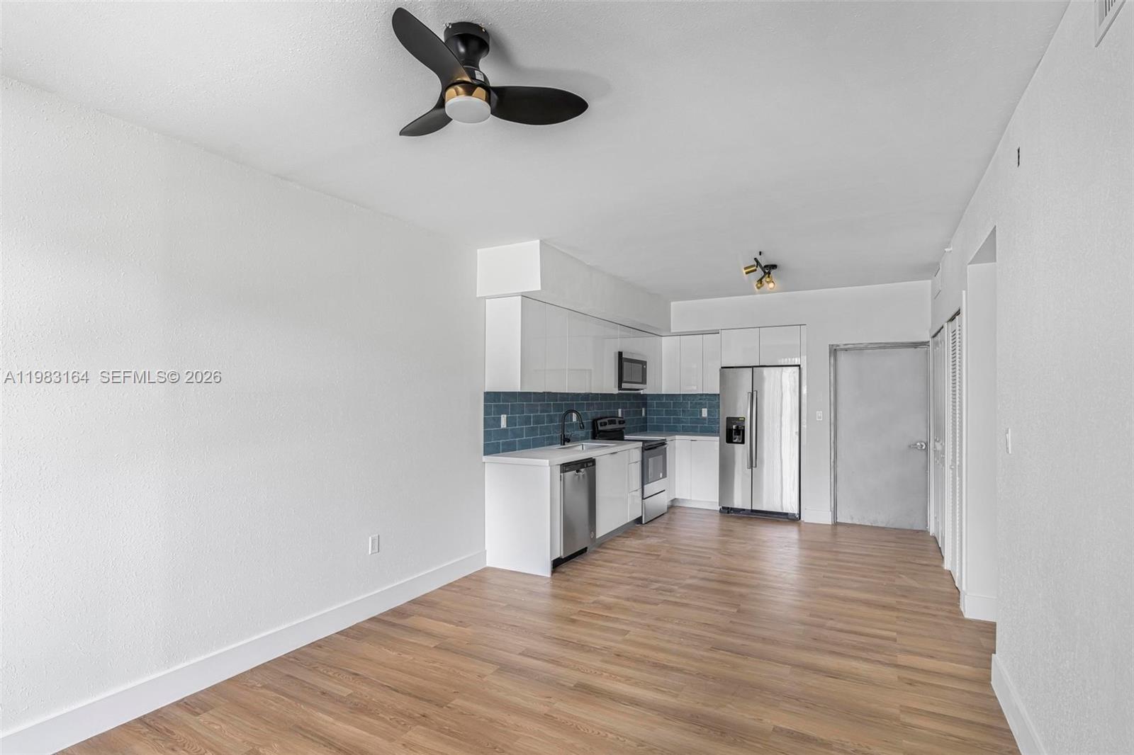   /  11000 кв.футов $ 2026-03-15 0 Фото