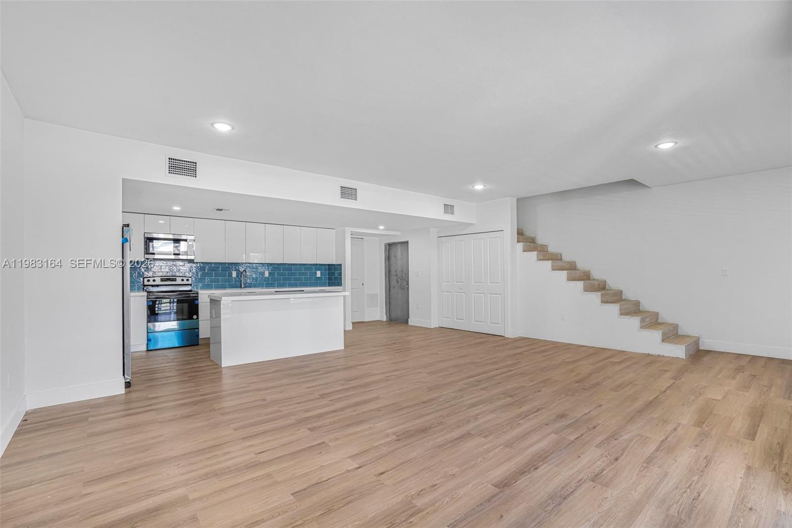   /  11000 кв.футов $ 2026-03-15 0 Фото