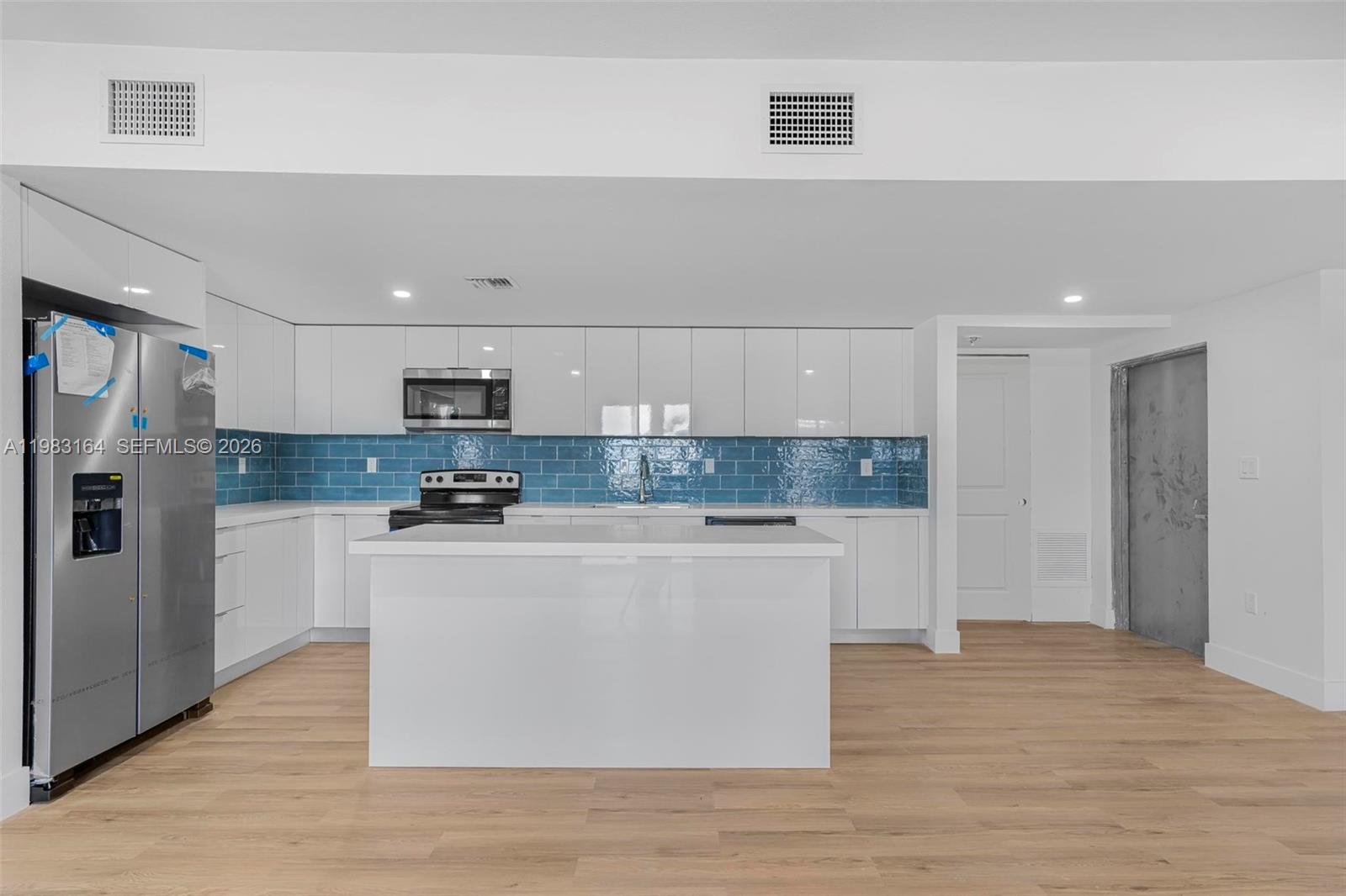   /  11000 кв.футов $ 2026-03-15 0 Фото