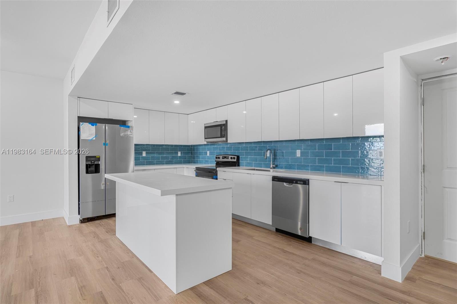   /  11000 кв.футов $ 2026-03-15 0 Фото