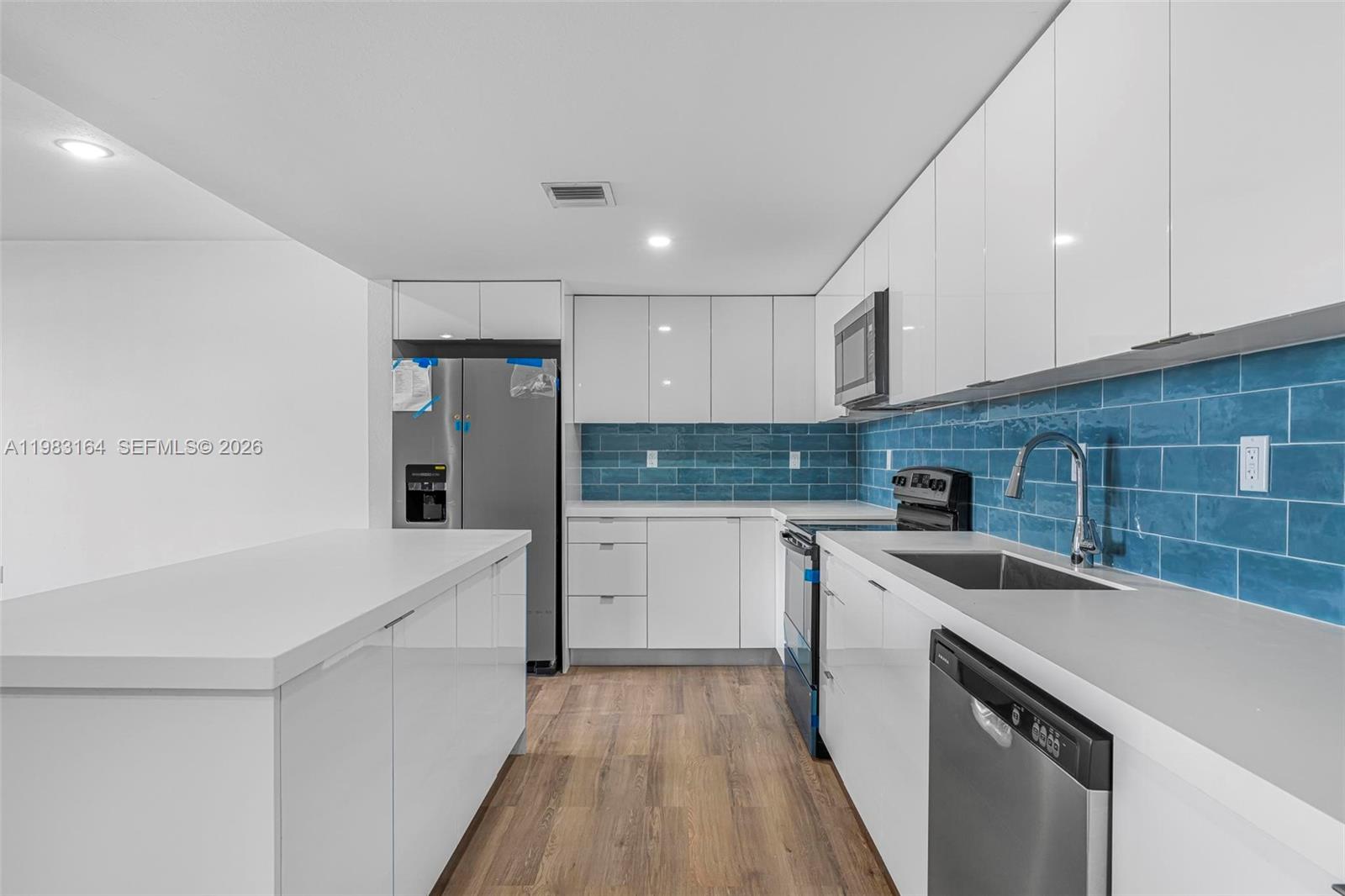   /  11000 кв.футов $ 2026-03-15 0 Фото