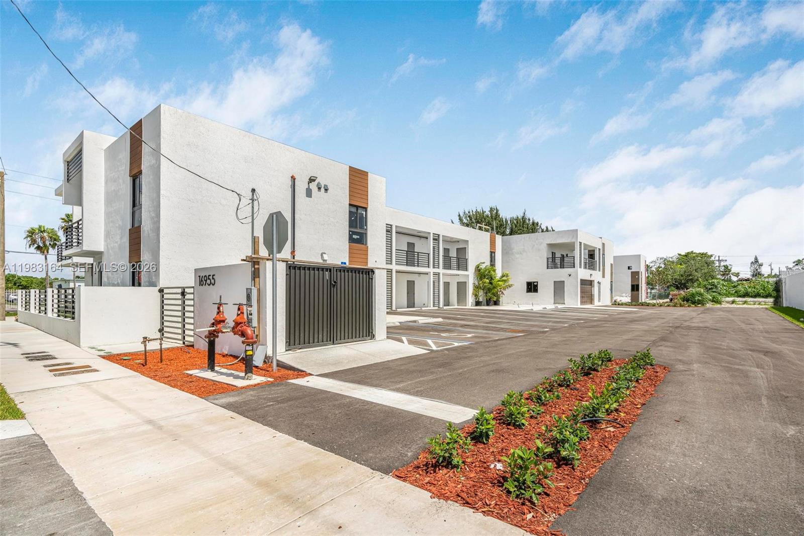   /  11000 кв.футов $ 2026-03-15 0 Фото