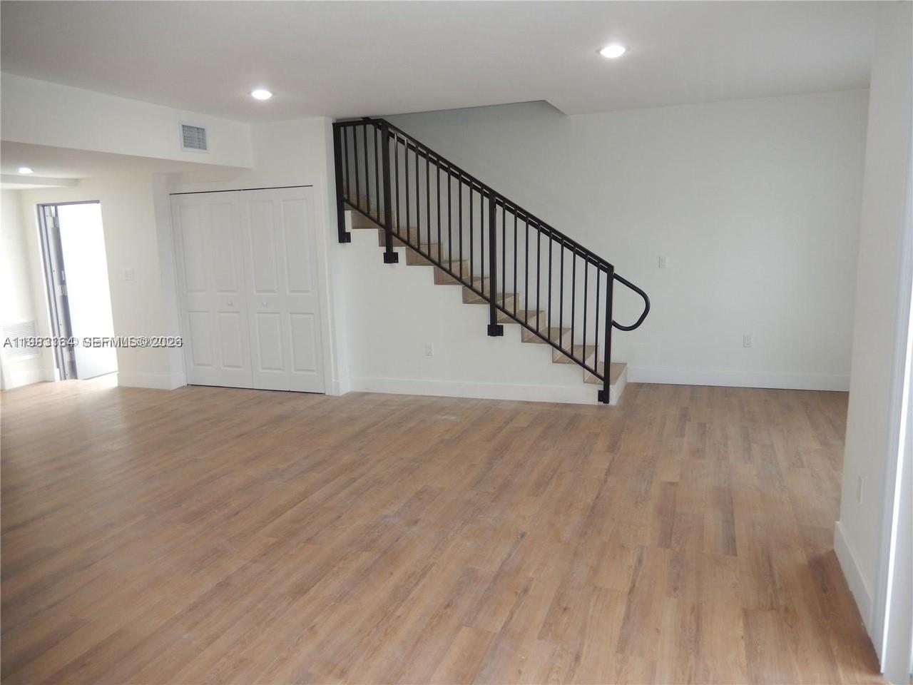   /  11000 кв.футов $ 2026-03-15 0 Фото