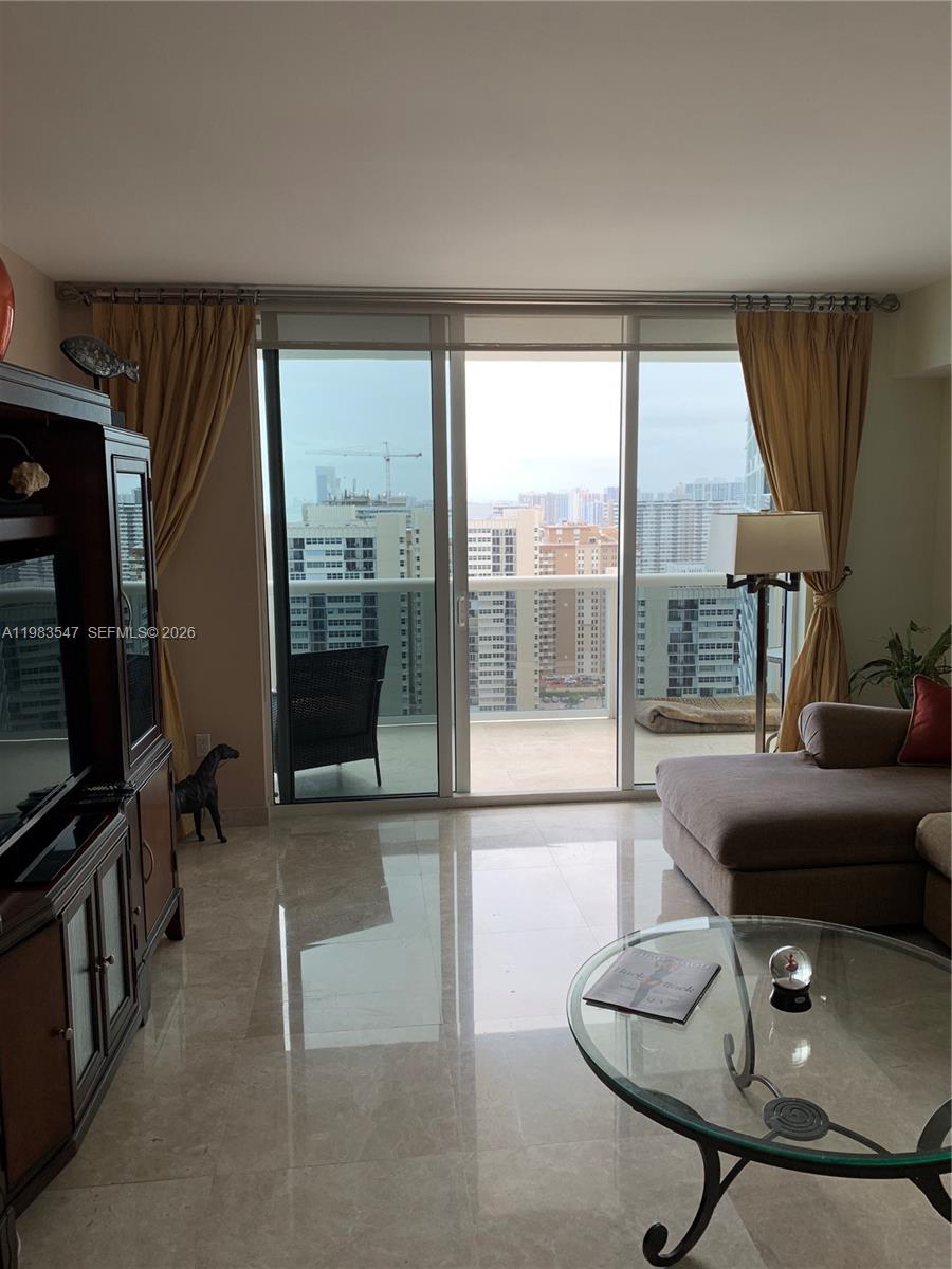 2503 3 / 3 1733 sq. ft. $ 2026-04-27 0 foto