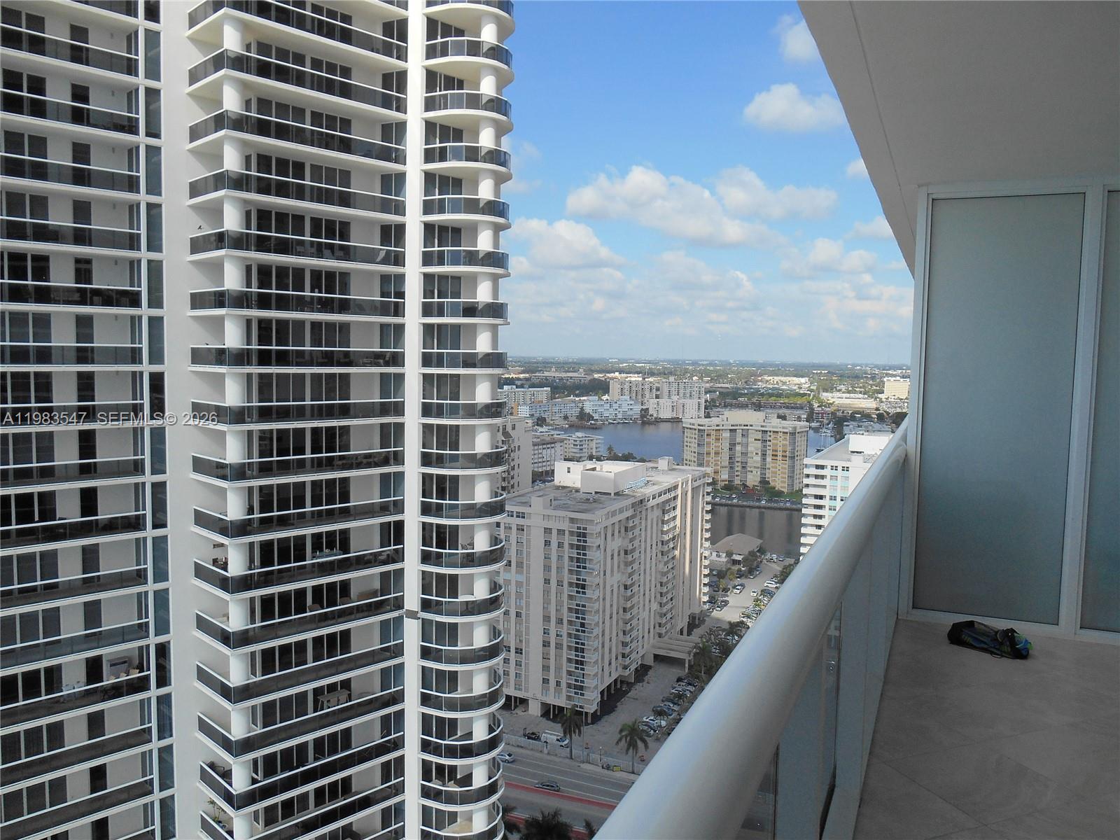 2503 3 / 3 1733 sq. ft. $ 2026-04-27 0 foto