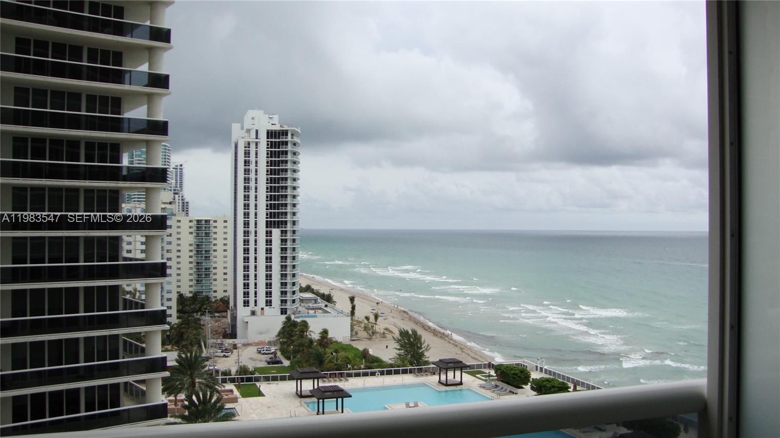2503 3 / 3 1733 sq. ft. $ 2026-04-27 0 foto