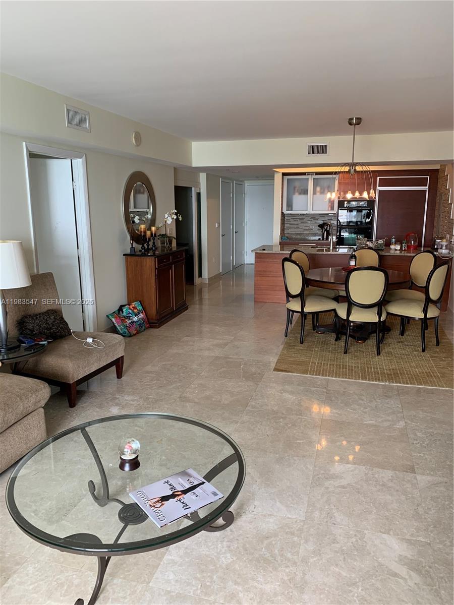 2503 3 / 3 1733 sq. ft. $ 2026-04-27 0 foto