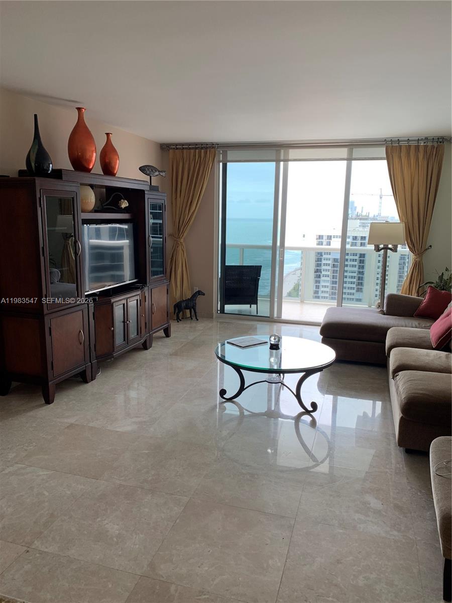 2503 3 / 3 1733 sq. ft. $ 2026-04-27 0 foto