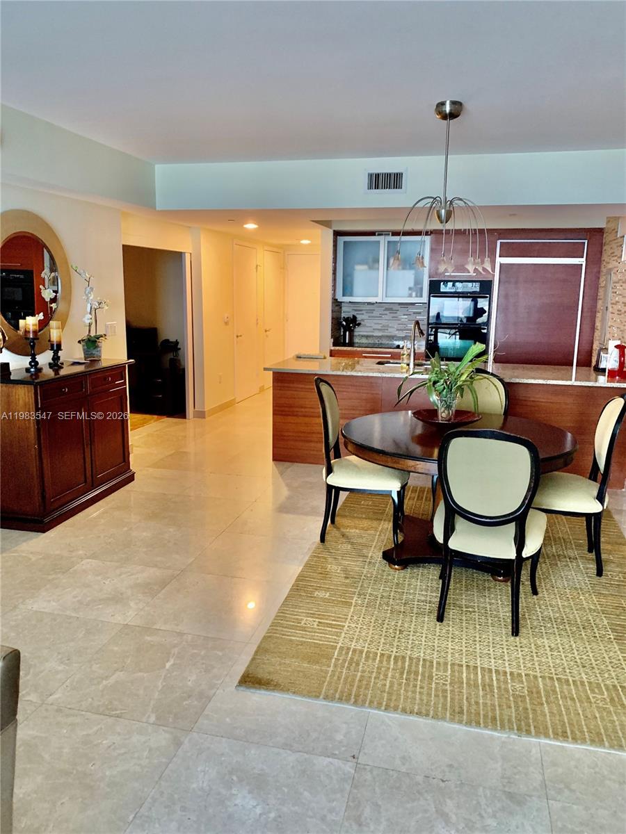 2503 3 / 3 1733 sq. ft. $ 2026-04-27 0 foto
