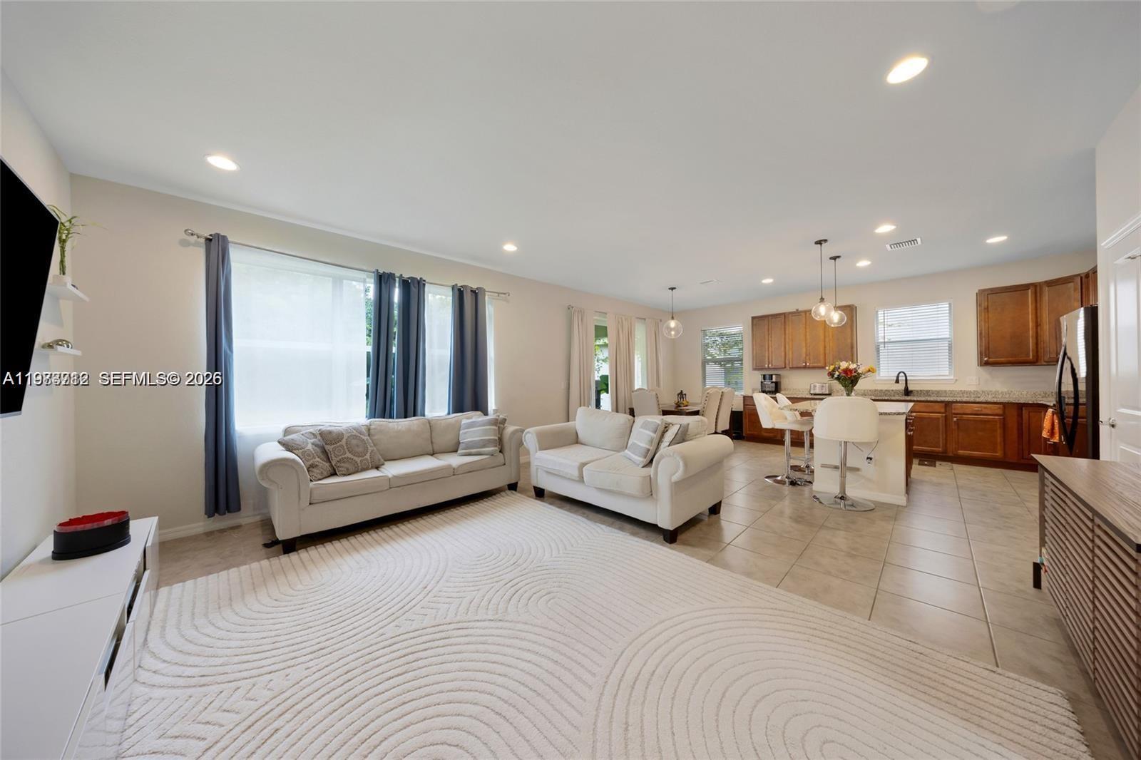 932 3 / 3 1881 sq. ft. $ 2026-03-16 0 foto