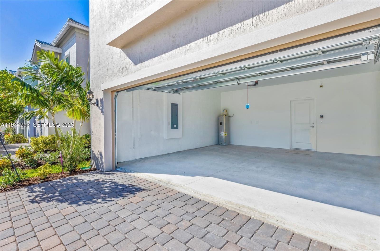 932 3 / 3 1881 sq. ft. $ 2026-03-16 0 foto