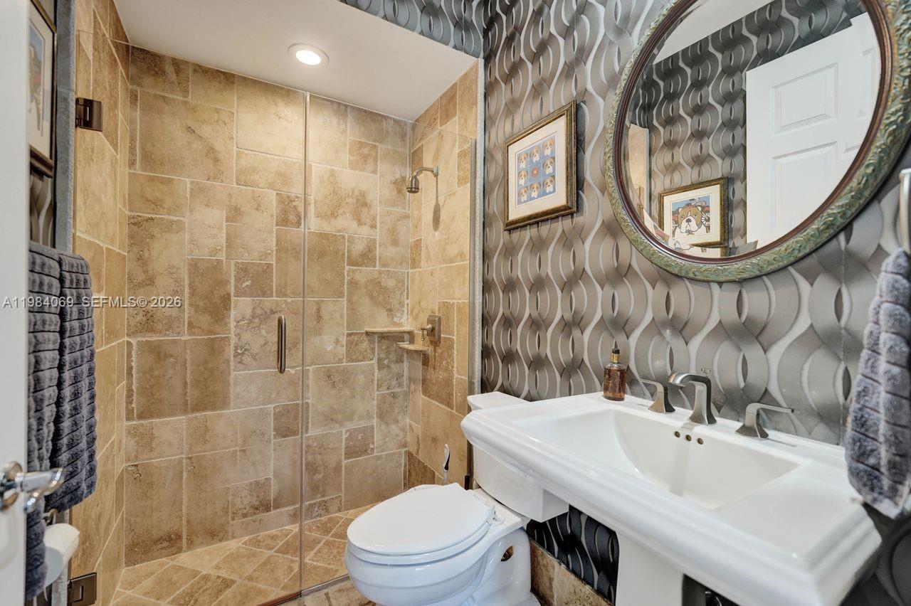Photo of 899 Spinnaker Dr W (899), Hollywood, Florida, 33019 - Downstairs Bathroom